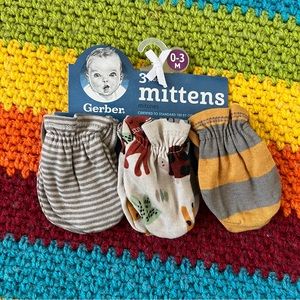 Baby mittens (0-3 months)